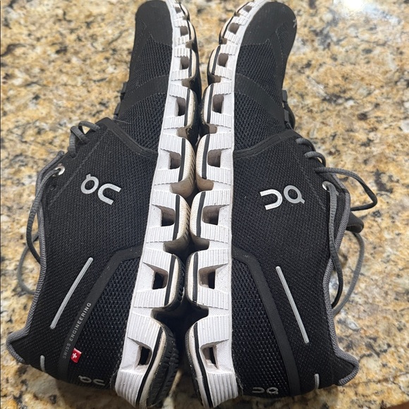 On Running women’s Black and White Athletic Shoes size 10 - Picture 3 of 6